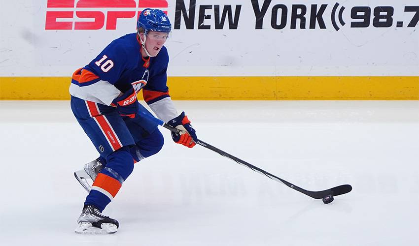 The Islanders have signed restricted free agent forward Simon Holmstrom to a 1-year contract