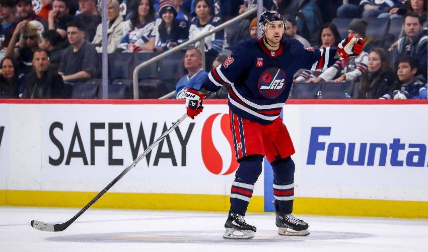 Jets sign forward Niederreiter to three-year contract extension