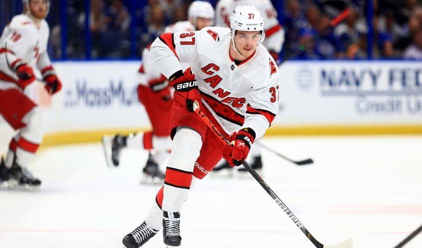 Carolina Hurricanes agree to 8-year deal with Svechnikov