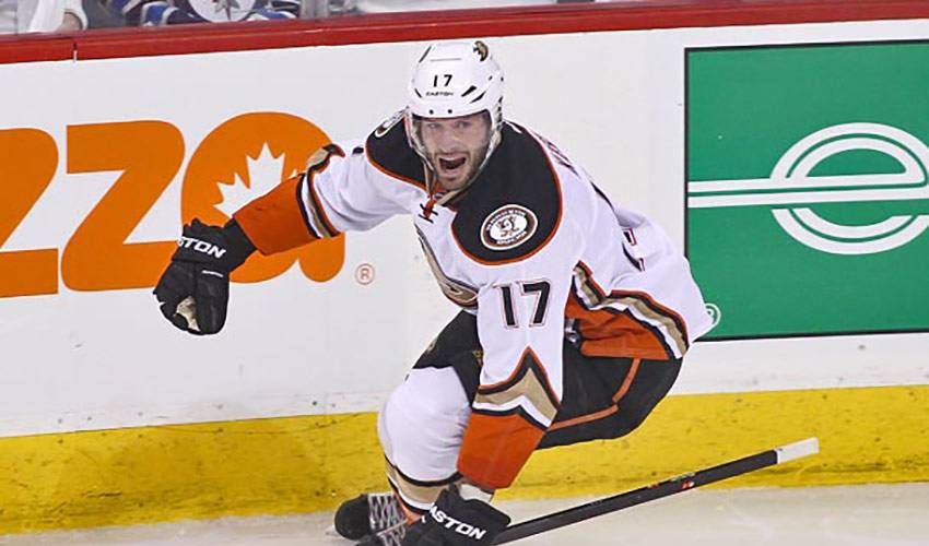 Kesler Leads Ducks To Round 2