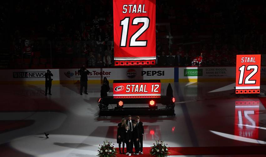 The Hurricanes retire Eric Staal's jersey in pregame ceremony