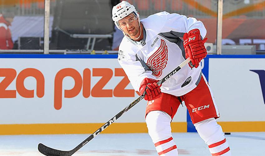 Luke Glendening plays in fifth outdoor game at 2014 NHL Winter Classic