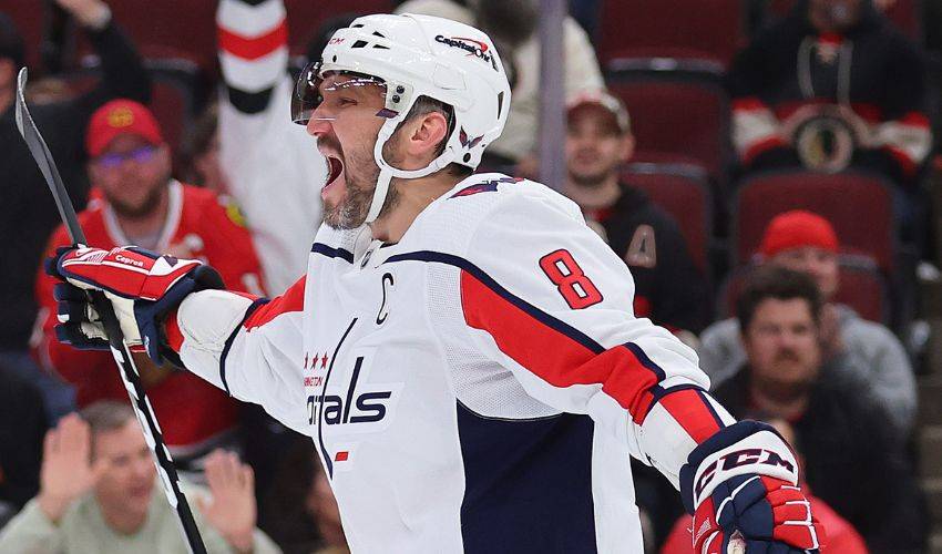 Alex Ovechkin reaches 800 career goals with hat trick