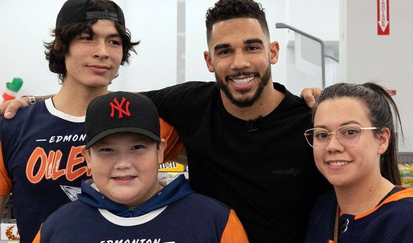 Evander Kane spreads holiday cheer around Edmonton