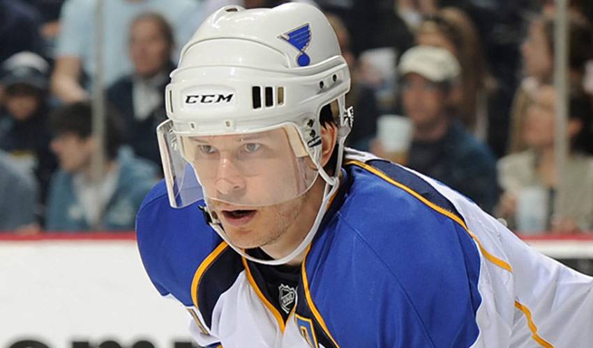 Paul Kariya announces his retirement