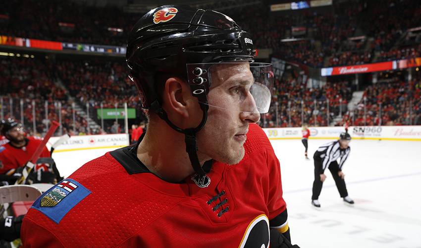 Defenceman Michael Stone returns to Calgary Flames, signs one-year contract
