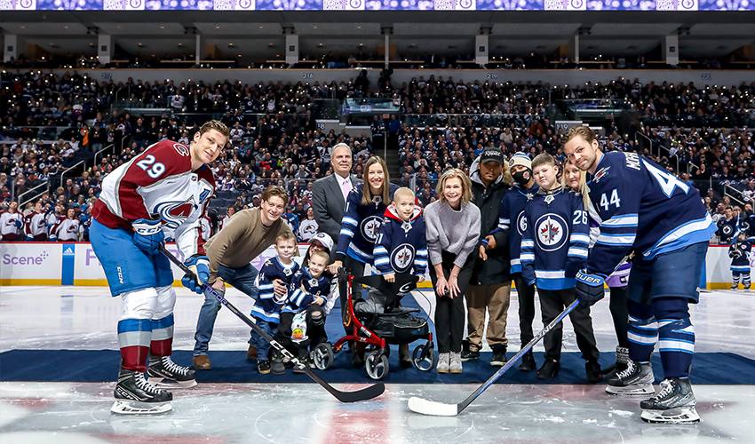 Mark Scheifele pays a special visit to young cancer patient