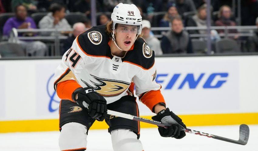 Ducks' Max Comtois out 6 weeks after right hand surgery