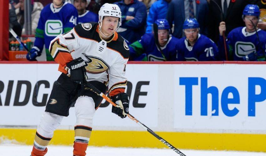 Bruins acquire Lindholm, beef up blue line for playoff push 