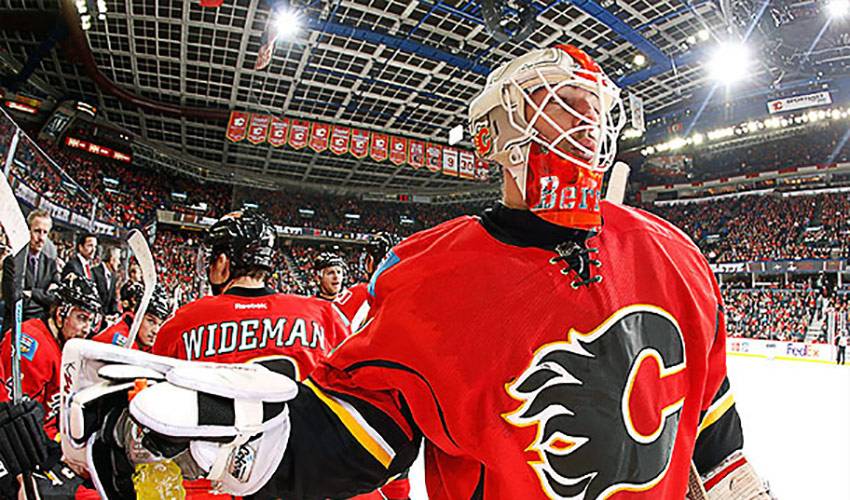 Reto Berra Makes Spectacular Bicycle Kick Save