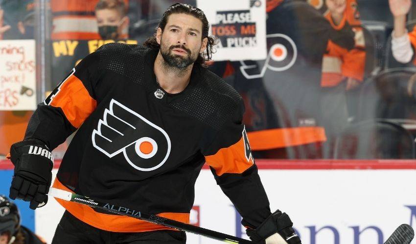 Flyers Nate Thompson gives Philly firefighters the red carpet treatment