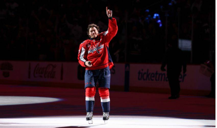 T.J. Oshie returns to the Capitals' lineup and is honored for playing in 1,000 NHL games