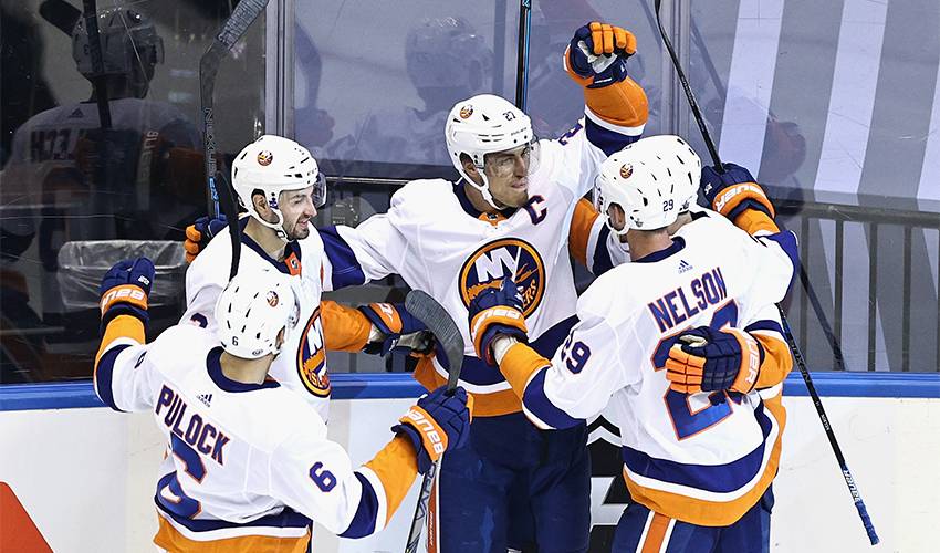 Lee, Islanders banding together between games too