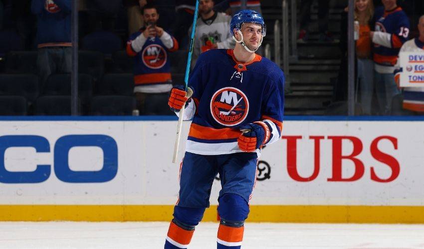 Rangers can take lesson from Adam Pelech's Islanders deal