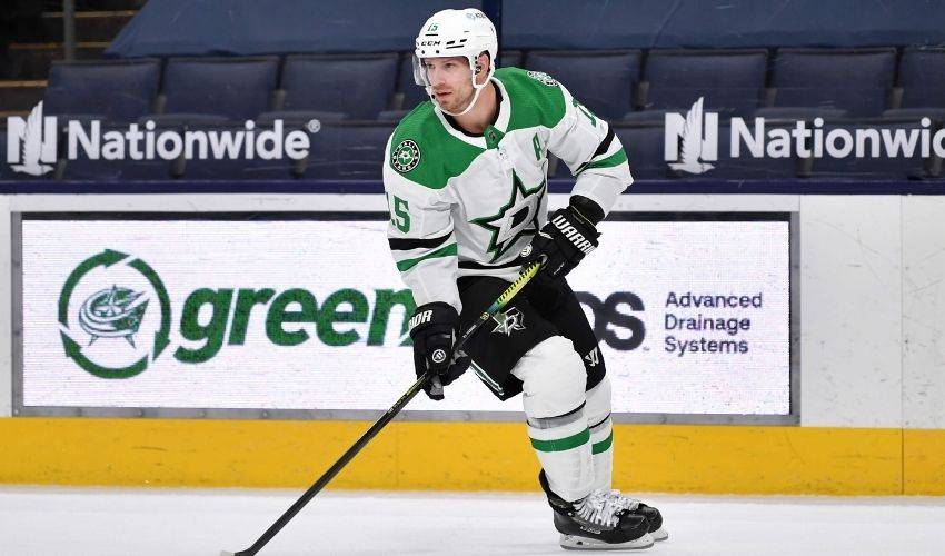Stars re-sign veteran forward Blake Comeau for 1 year, $1M