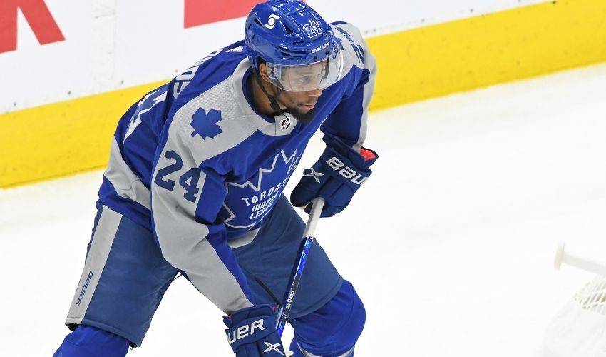 Maple Leafs' Wayne Simmonds out six weeks with broken wrist