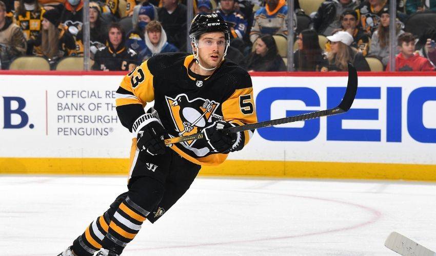 Penguins' Teddy Blueger out 6-to-8 weeks after jaw surgery