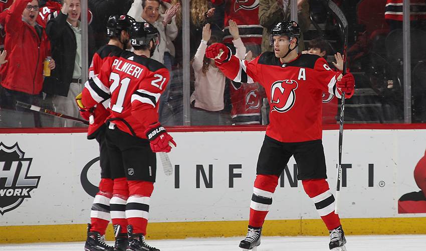 Hall extends scoring-streak to 19, Devils beat Canadiens 6-4