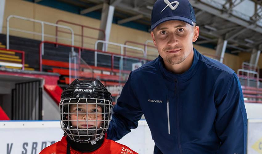 Coach Necas hosts inaugural youth hockey camp in Czechia