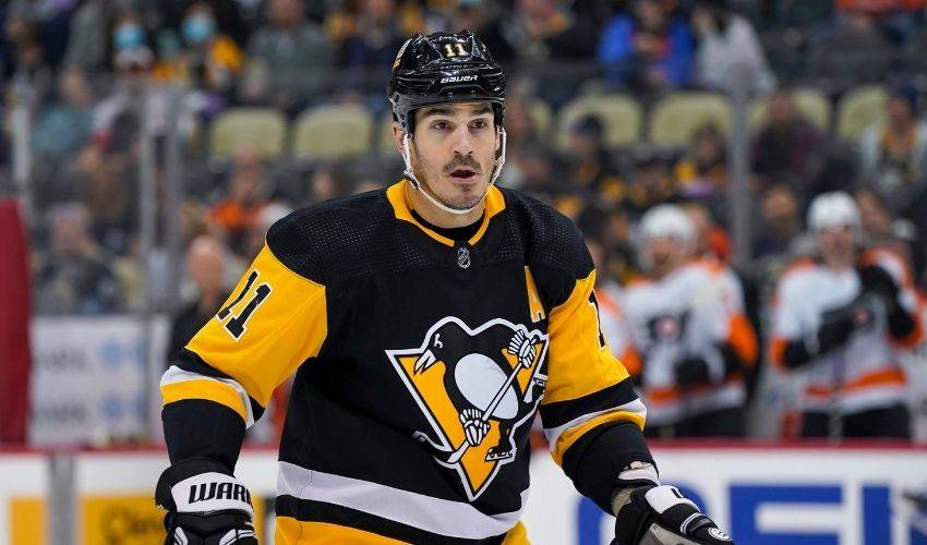 Survivor Brian Boyle spreads message of hope during Hockey Fights Cancer month