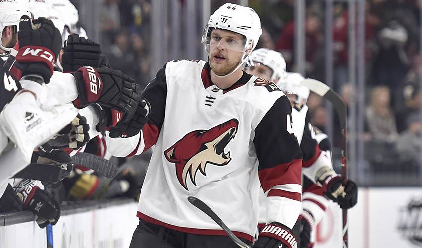 Coyotes re-sign Kevin Connauton to 2-year deal