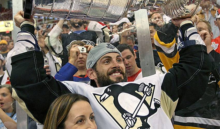 CRAIG ADAMS RETIRES FROM NHL AFTER 14 SEASONS