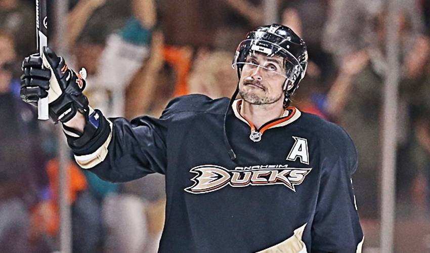 Teemu Selanne Scores The First Goal Of His Last Season